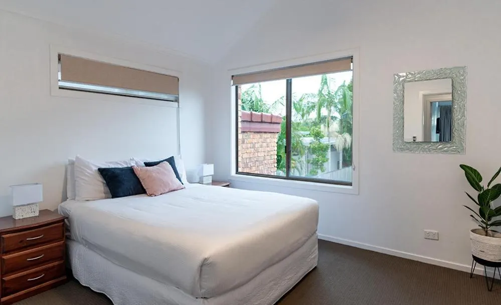 Byron Bay Accom Unit 4 63 Shirley Street, Byron Bay- Mango Tree Apartment